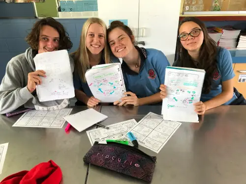school-kids-with-sketchnotes--500